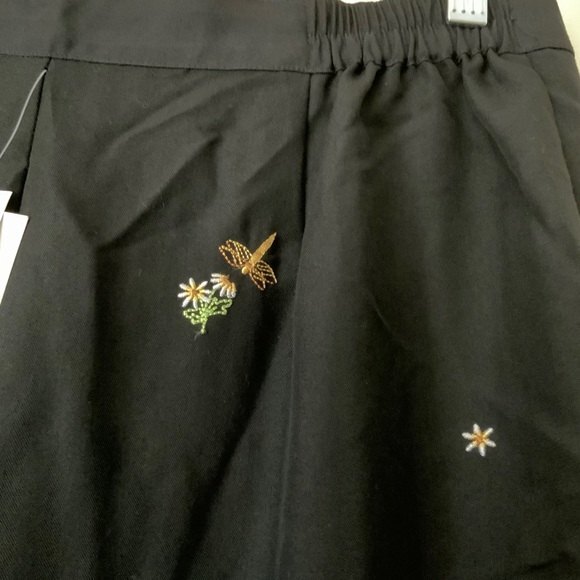 Alfred Dunner Novelty Embroidered Pusher Capri Pants 12 - Picture 11 of 12
